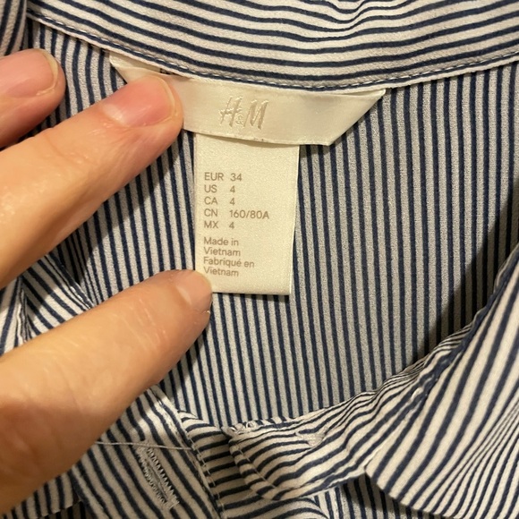 H&M sheer pin strip blue and white sleeveless button down. Size US 4 - Picture 3 of 5